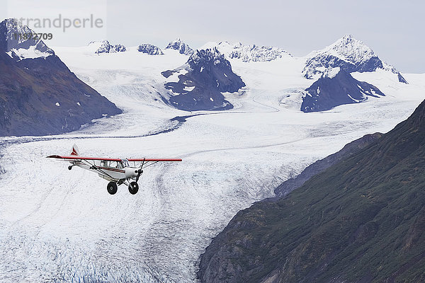 Buschflugzeug im Flug über den Grewingk-Gletscher  Kachemak Bay State Park  Süd-Zentral-Alaska  USA