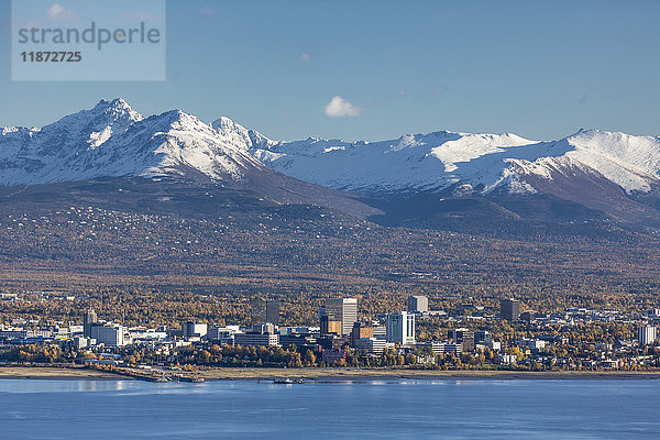 Luftaufnahme der Innenstadt von Anchorage  der Chugach Mountains und des Cook Inlet im Herbst  Süd-Zentral-Alaska  USA