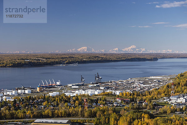 Luftaufnahme des Hafens von Anchorage  Cook Inlet und die Alaska Range im Hintergrund im Herbst  Southcentral Alaska  USA
