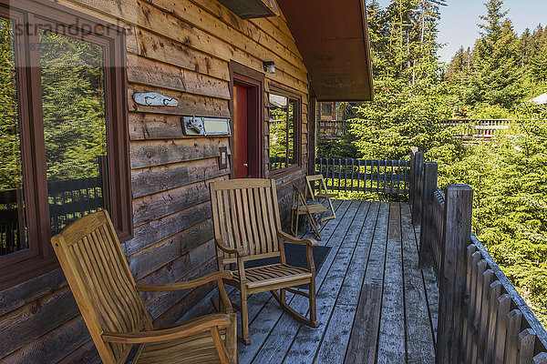 Hütten und Terrasse in der Tutka Bay Lodge in der Kachemak Bay  Süd-Zentral-Alaska  USA