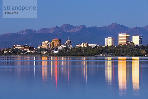 Blick auf die Innenstadt von Anchorage bei Sonnenuntergang  die sich im Cook Inlet im Herbst spiegelt  Süd-Zentral-Alaska  USA