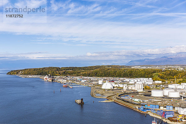 Luftaufnahme von Abwassertanks im Hafen von Anchorage und der Joint Base Elmendorf Richardson (JBER) im Hintergrund  Südzentrales Alaska  USA