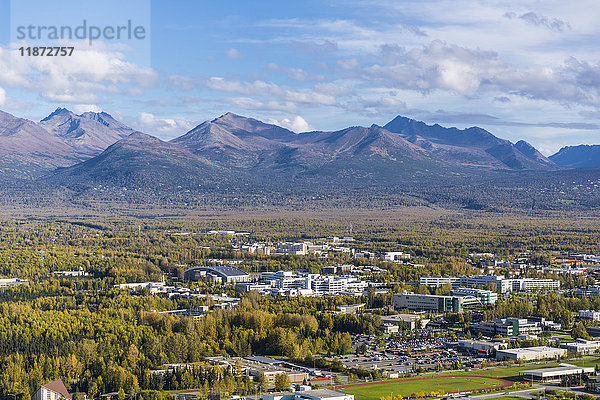 Luftaufnahme des Universitäts- und Medizinbezirks mit den Chugach Mountains im Hintergrund  Anchorage  Süd-Zentral-Alaska  USA