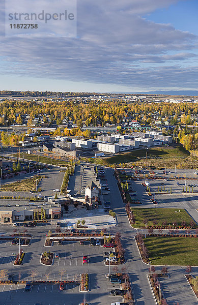 Luftaufnahme eines Einkaufskomplexes und von Sozialwohnungen im Stadtteil Mountain View  Anchorage  Southcentral Alaska  USA