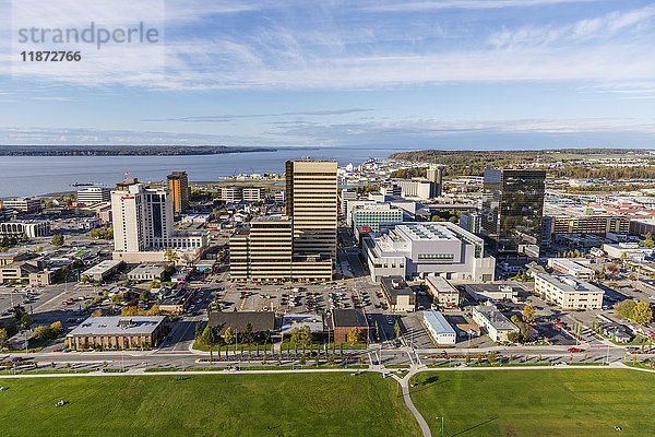 Luftaufnahme der Innenstadt von Anchorage und des Delaney Park Strip  Süd-Zentral-Alaska  USA