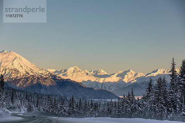 Sonnenuntergang über den Chugach Mountains und Turnagain Arm im Winter  Süd-Zentral-Alaska  USA