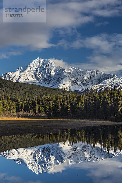 Blick auf die Kenai-Berge  die sich im Bear Lake bei Seward spiegeln  Süd-Zentral-Alaska  USA