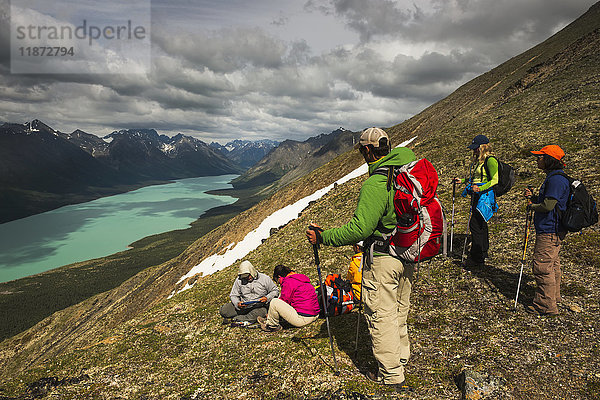 Eine Gruppe von Wanderern rastet auf einem Bergkamm oberhalb der Twin Lakes im Lake Clark National Park & Preserve  Süd-Zentral-Alaska  USA