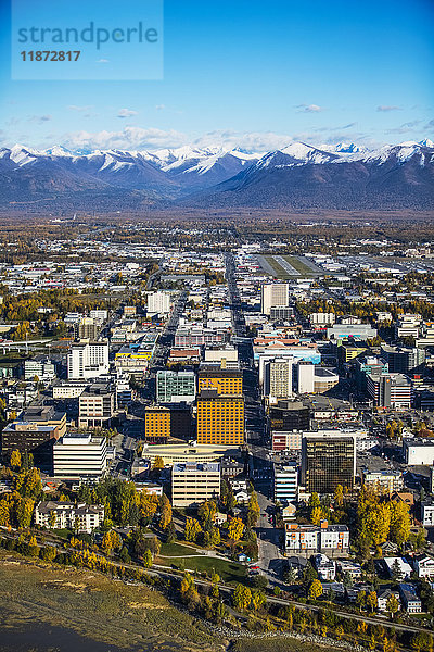 Luftaufnahme der Innenstadt von Anchorage und der Chugach Mountains im Herbst  Süd-Zentral-Alaska  USA