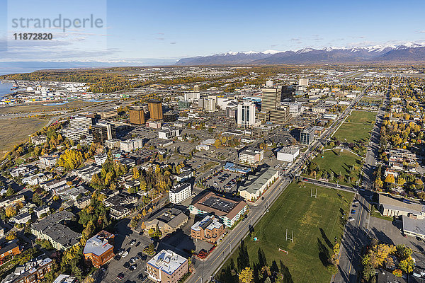 Luftaufnahme der Innenstadt von Anchorage und des Delaney Park Strip im Herbst  Southcentral Alaska  USA