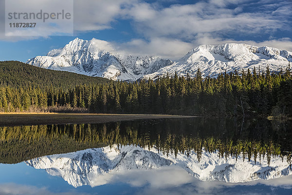 Blick auf die Kenai-Berge  die sich im Bear Lake bei Seward spiegeln  Süd-Zentral-Alaska  USA