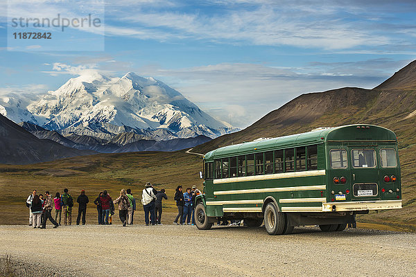 Touristen beobachten Denali in der Nähe von Stony Hill im Herbst  Denali-Nationalpark  Inneres Alaska  USA