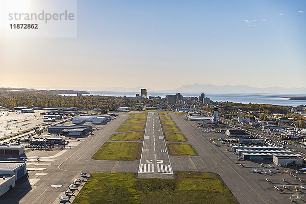 Luftaufnahme der Landebahn von Merrill Field in der Nähe des Stadtzentrums von Anchorage  Süd-Zentral-Alaska  USA