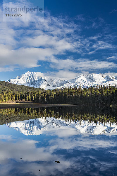 Blick auf die Kenai-Berge  die sich im Bear Lake in der Nähe von Seward spiegeln  Süd-Zentral-Alaska  USA