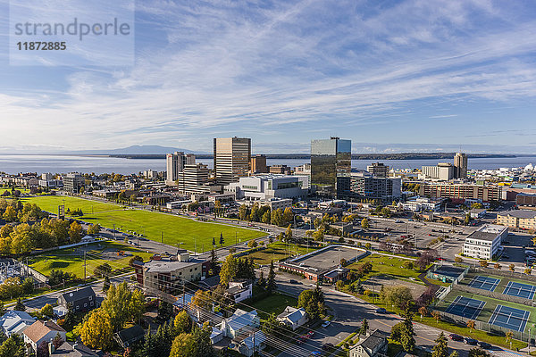 Luftaufnahme der Innenstadt von Anchorage und des Delaney Park Strip mit Cook Inlet im Hintergrund  Süd-Zentral-Alaska  USA