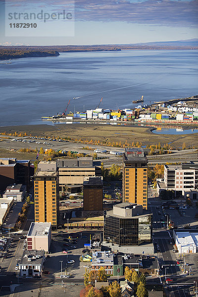 Luftaufnahme des Captian Cook Hotels in der Innenstadt von Anchorage mit Cook Inlet und dem Hafen im Hintergrund  Southcentral Alaska  USA