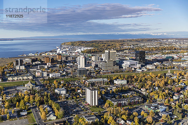 Luftaufnahme des Stadtzentrums von Anchorage im Herbst  Southcentral Alaska  USA