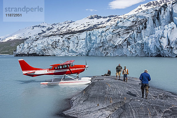 Touristen auf einem Felsvorsprung vor dem Colony Glacier und dem Lake George  Southcentral Alaska  USA