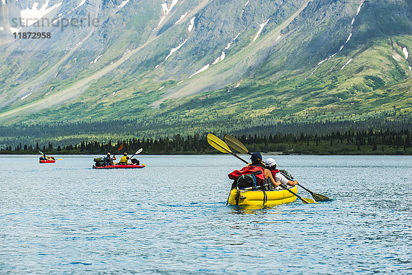Gruppen-Kajakfahrt über den Twin Lake im Lake Clark National Park and Preserve  Süd-Zentral-Alaska  USA