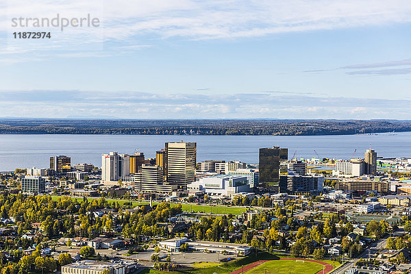 Luftaufnahme des Stadtzentrums von Anchorage mit Cook Inlet und MacKenzie Point im Hintergrund  Southcentral Alaska  USA