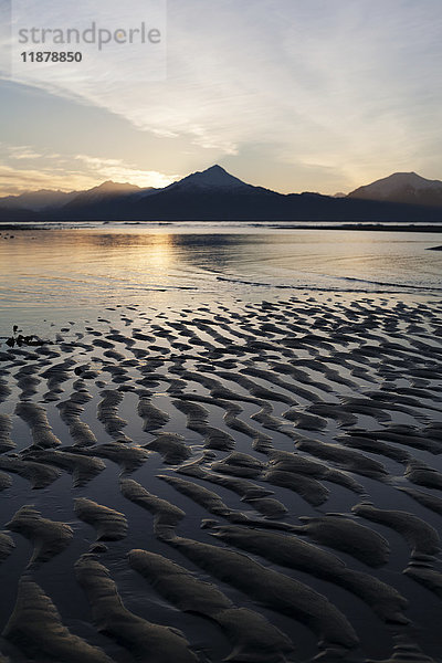 'Wattenmeer bei Sonnenuntergang; Homer  Alaska  Vereinigte Staaten von Amerika'.