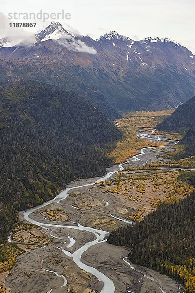 Ein kleiner Fluss  der in einem Tal in den Kenai Mountains fließt; Alaska  Vereinigte Staaten von Amerika'.