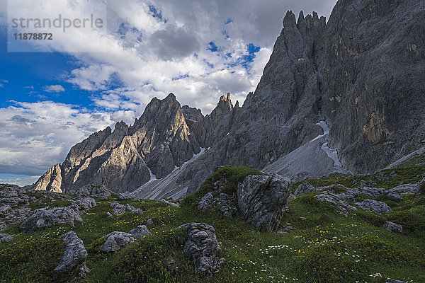 Abenddämmerung über den italienischen Dolomiten; Italien'.