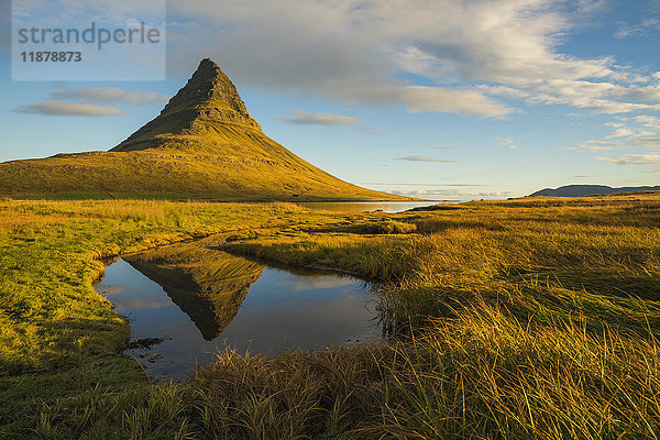 Sonnenaufgang über Kirkjufell  Halbinsel Snaefellsness; Island'.