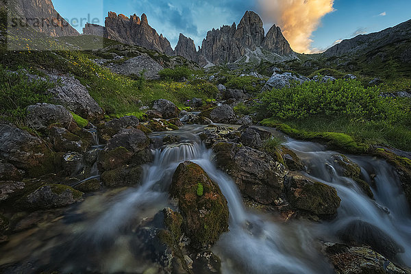 Sonnenaufgang über einem schönen Gebirgsbach in den italienischen Dolomiten; Cortina  Italien'.