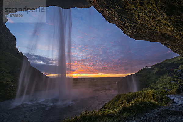 Seljandafoss  ein schöner Wasserfall  hinter dem man spazieren gehen kann  bei Sonnenuntergang an der Südküste Islands; Island'
