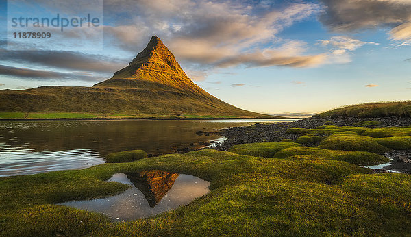 Sonnenaufgang über Kirkjufell  Halbinsel Snaefellsness; Island'.