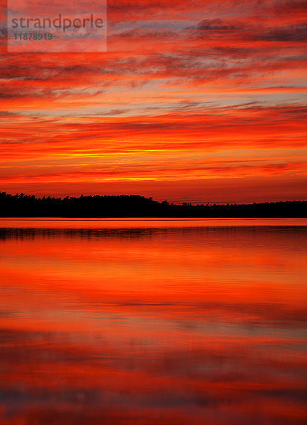 Sonnenuntergangsreflexionen am Powder Mill Lake; Waverley  Nova Scotia  Kanada'.