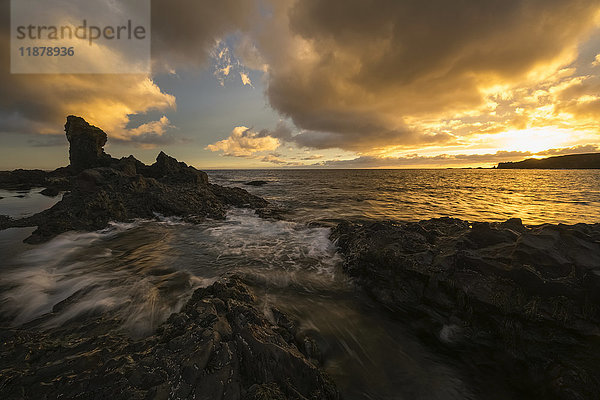 Sonnenuntergang über dem Strand Djupalonsandur an der Westspitze der Halbinsel Snaefellsness; Island'.