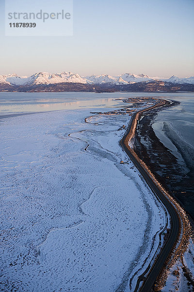 Winterlandschaft  mit einer Bergkette in der Ferne; Alaska  Vereinigte Staaten von Amerika'.