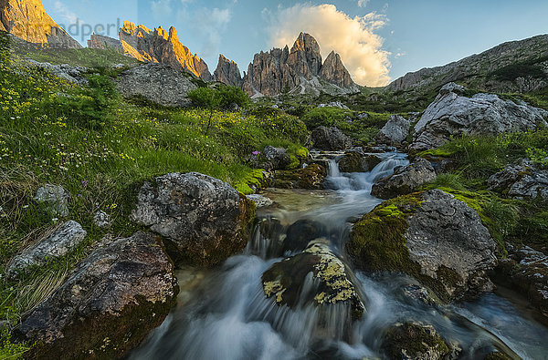 Sonnenaufgang über einem Gebirgsbach in den italienischen Dolomiten; Cortina  Italien'.