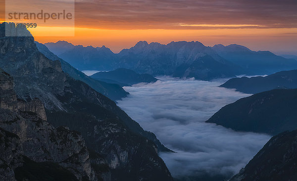 Sonnenaufgang über dem Naturpark Tre Cime in den italienischen Dolomiten; Italien'.