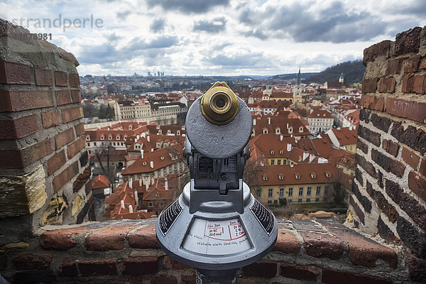 Fernglas mit Blick vom Altstädter Rathaus; Prag  Tschechien