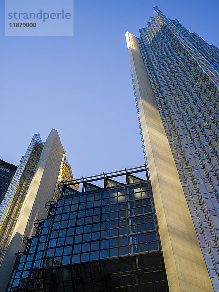 Niedriger Blickwinkel auf moderne Gebäude und Wolkenkratzer; Toronto  Ontario  Kanada'.