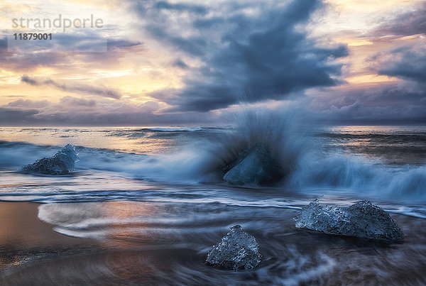 Eisbrocken bilden die Jokulsarlon genannte Eislagune an der Südküste Islands. Dieser Strand wird wegen des vielen Eises  das sich hier abgelagert hat  Diamantstrand genannt.