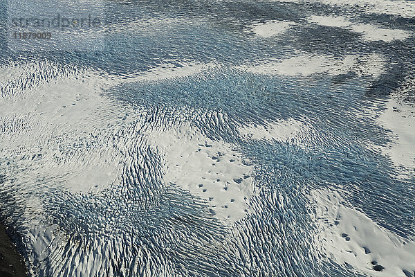 Luftaufnahme von Mustern in Schnee und Eis auf den Bergen der Fairweather Range  Glacier Bay National Park  Golf von Alaska; Alaska  Vereinigte Staaten von Amerika'.