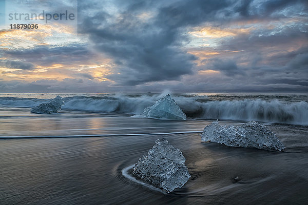 Diamantstrand  entlang der Südküste Islands  ein Gebiet  in dem Eisbrocken aus dem Jokulsarlon nach jeder Flut auf dem Strand abgelagert werden; Island'