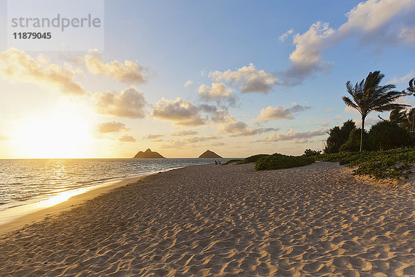 Lanikai-Strand mit Blick auf die Mokulua-Inseln  bekannt als die Zwillingsinseln  bei Sonnenaufgang; Kailua  Oahu  Hawaii  Vereinigte Staaten von Amerika'.