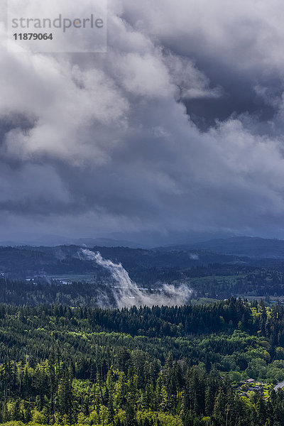 Wolken verdunkeln die Landschaft von Nord-Oregon; Astoria  Oregon  Vereinigte Staaten von Amerika'.