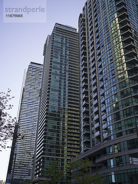 Niedriger Blickwinkel auf einen Wohnturm in einer Reihe vor blauem Himmel; Toronto  Ontario  Kanada