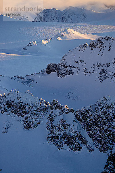 Die Gipfel einer schneebedeckten Bergkette leuchten bei Sonnenuntergang  Kachemak Bay State Park; Alaska  Vereinigte Staaten von Amerika'.