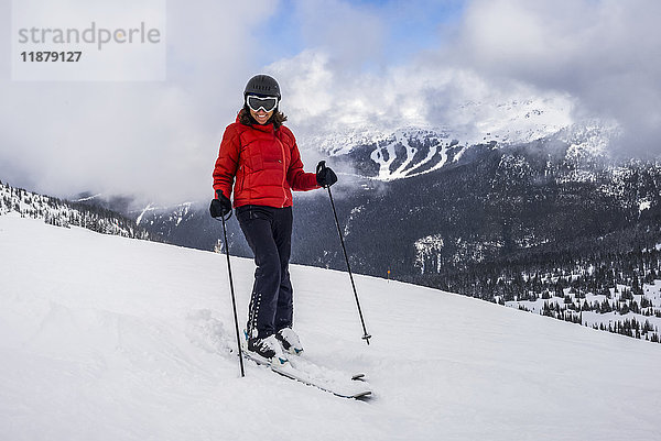 Eine Skifahrerin posiert für die Kamera auf einem Skihügel in einem Skigebiet; Whistler  British Columbia  Kanada'.