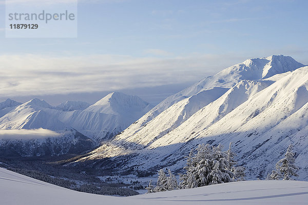 Schneebedeckte Bergkette im Winter; Alaska  Vereinigte Staaten von Amerika'.
