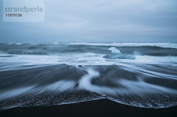 Diamond Beach  entlang der Südküste  ein Gebiet  in dem Eisbrocken aus dem Jokulsarlon nach jeder Flut am Strand abgelagert werden; Island .