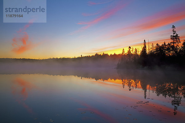 Jacks Lake bei Sonnenaufgang; Bedford  Nova Scotia  Kanada'.