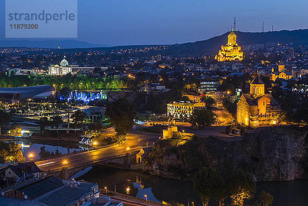 Tbilissi bei Nacht  die Hauptstadt und größte Stadt Georgiens mit Sameba (Kathedrale der Heiligen Dreifaltigkeit von Tbilissi); Tbilissi  Georgien'.